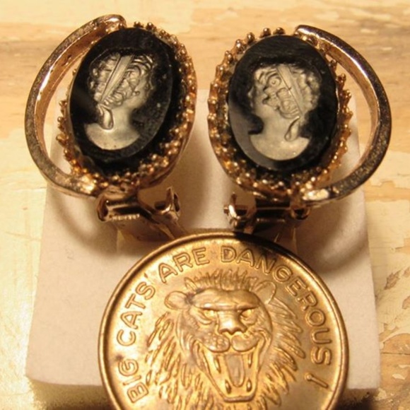 Jewelry - Glass Reverse Intaglio Cameo Clip on Earrings